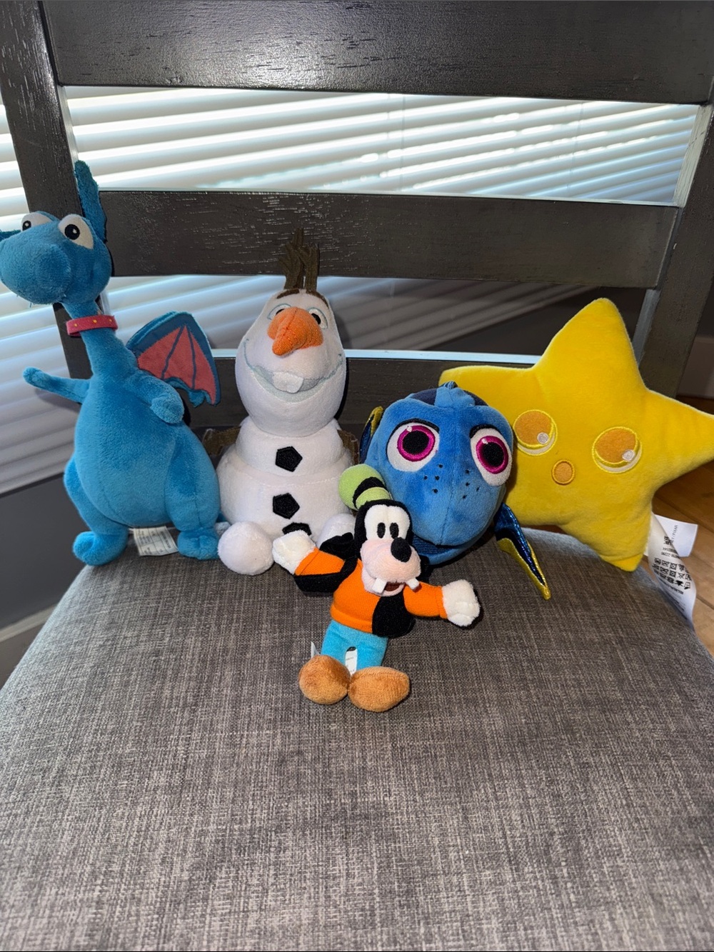 Disney small plush Lot Goofy Dory Star Olaf Dragon